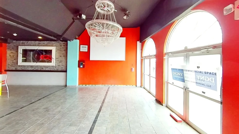 More Photos Of 43 E Main St, Smithtown Bar For Lease