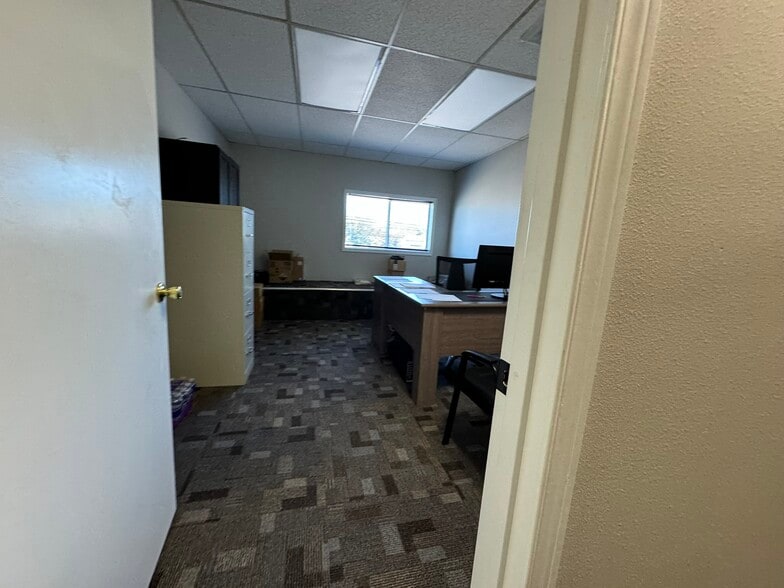 More Photos Of 4343 Main St, Springfield Warehouse For Lease