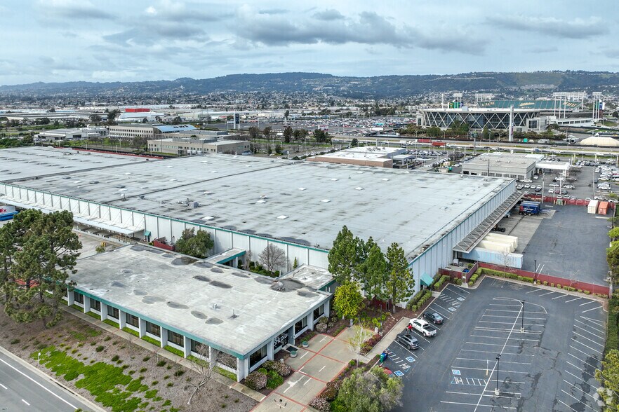 More Photos Of 7200-7240 Edgewater Dr, Oakland Warehouse For Lease