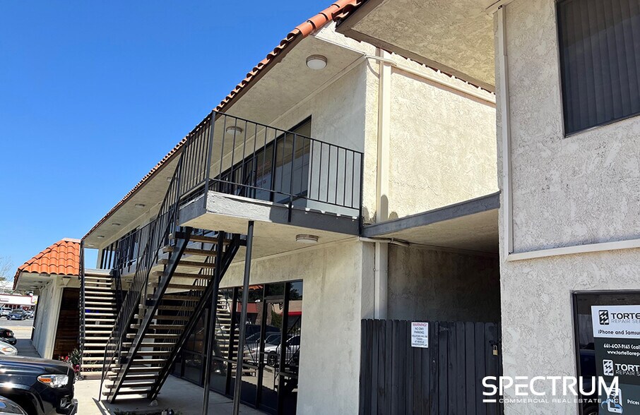 More Photos Of 22916 Lyons Ave, Santa Clarita Storefront Retail Office For Lease