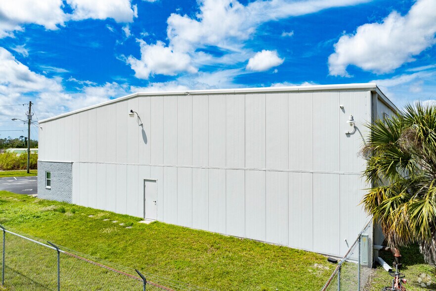 More Photos Of 2020 Ortiz Ave, Fort Myers Warehouse For Lease