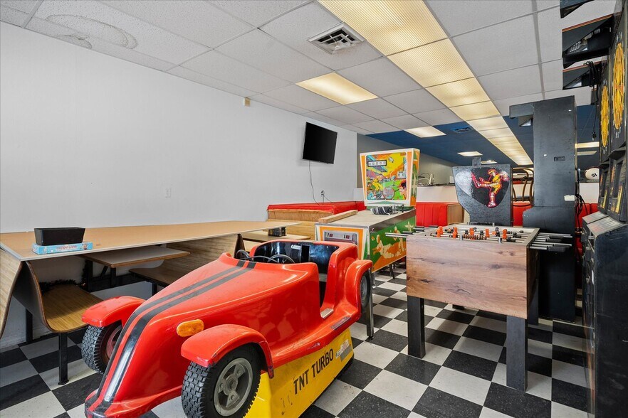 More Photos Of 120-124 E Crawford St, Deer Park Freestanding For Sale