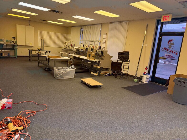 More Photos Of 3526 Sashabaw Rd, Waterford Storefront Retail Office For Lease