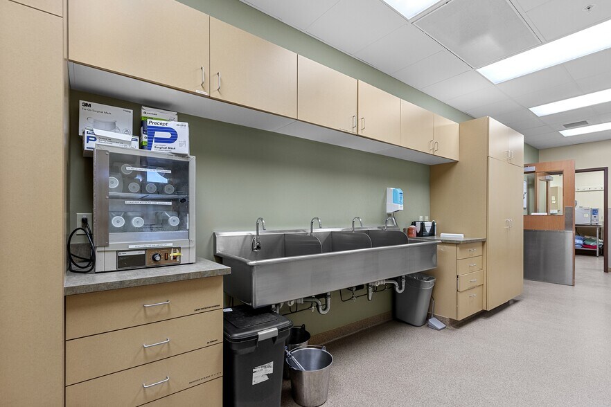 More Photos Of 4706 New Horizons Blvd, Appleton Medical For Sale