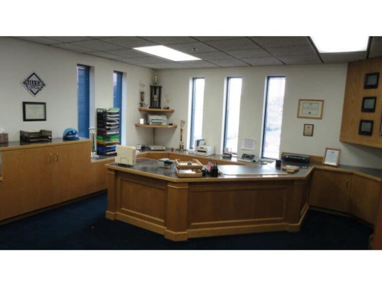 More Photos Of 1009 S Claremont St, San Mateo Showroom For Lease