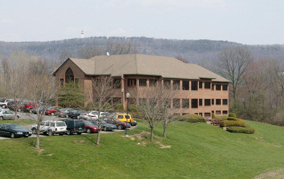 More Photos Of 20 Avon Meadow Ln, Avon Medical For Lease