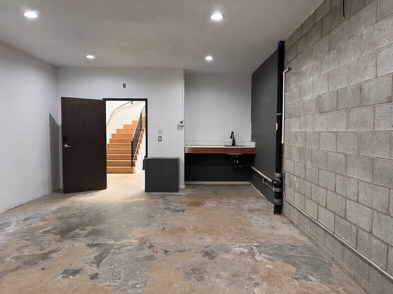 More Photos Of 14732 Lull St, Van Nuys Warehouse For Sale