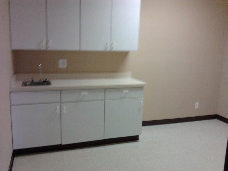 More Photos Of 5402 Gateway Ctr, Flint Office For Lease