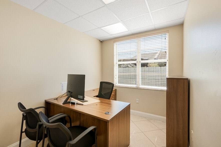 More Photos Of 10261 Sunset Dr, Miami Office For Lease