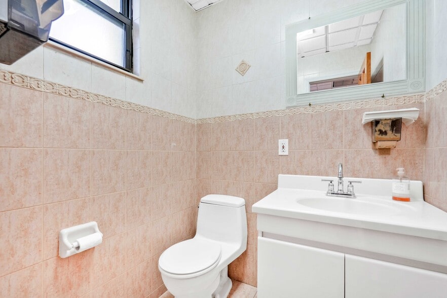 More Photos Of 4557 Bell Blvd, Bayside Medical For Lease