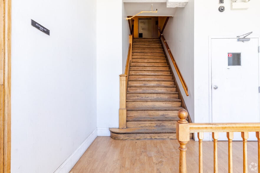 Primary Photo Of 348 N Ashland Ave, Chicago Flex For Lease