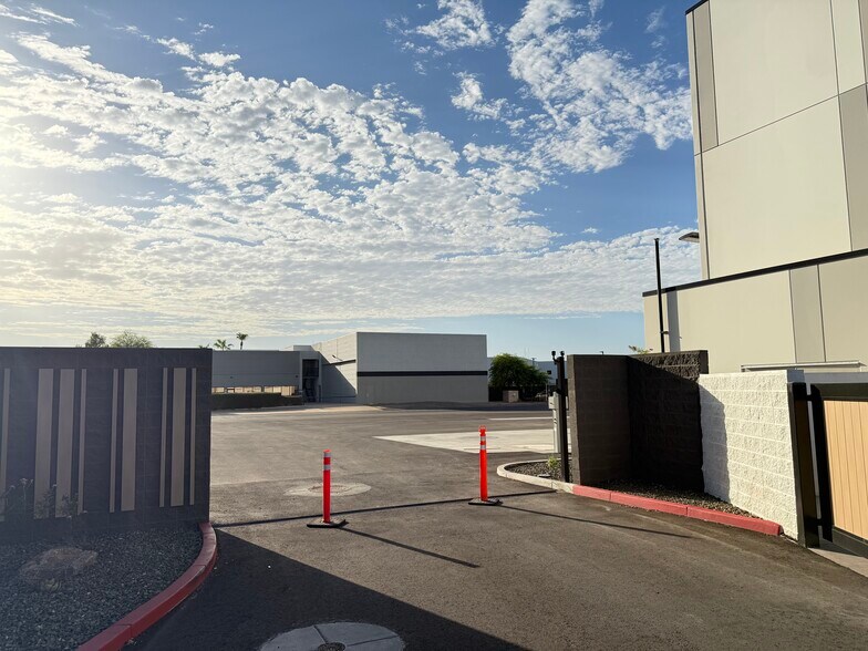 More Photos Of 7333 E Helm Dr, Scottsdale Airplane Hangar For Lease