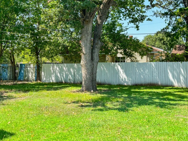 More Photos Of 400 Oak St, Bryan Office Residential For Lease