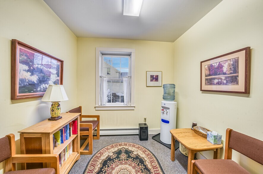 More Photos Of 11 Beaver Meadow Rd, Norwich Office For Sale