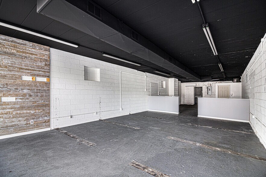 More Photos Of 3898 Joslyn Rd, Lake Orion General Retail For Lease