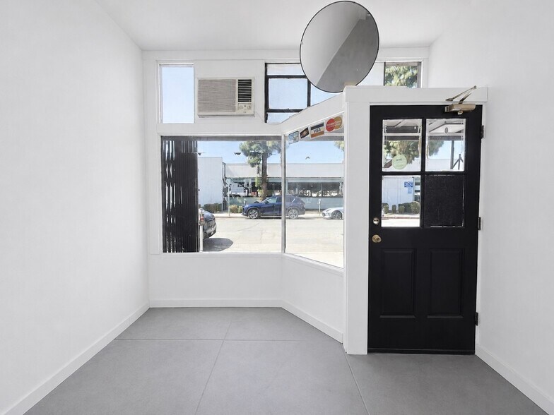 More Photos Of 14426 Friar St, Van Nuys Storefront For Sale