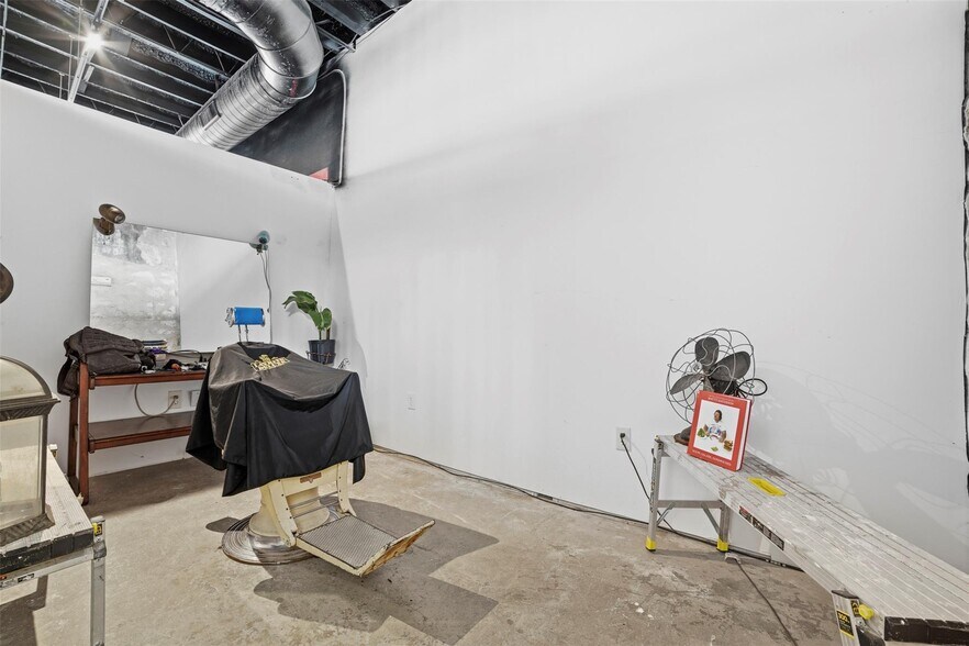 More Photos Of 923 Tx-332-loop, Liberty Hill Storefront Retail Residential For Sale