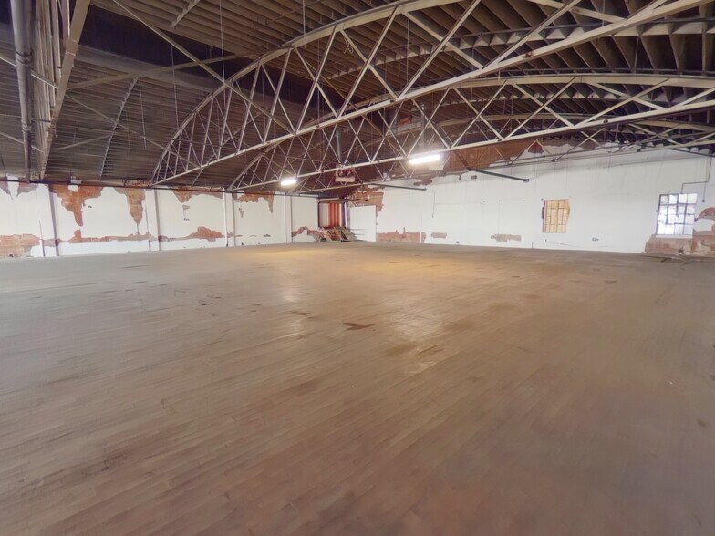 More Photos Of 106 E Market St, Lebanon Warehouse For Sale