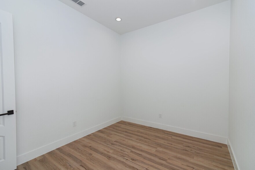 More Photos Of 5100 Kelly Rd, Aledo General Retail For Lease