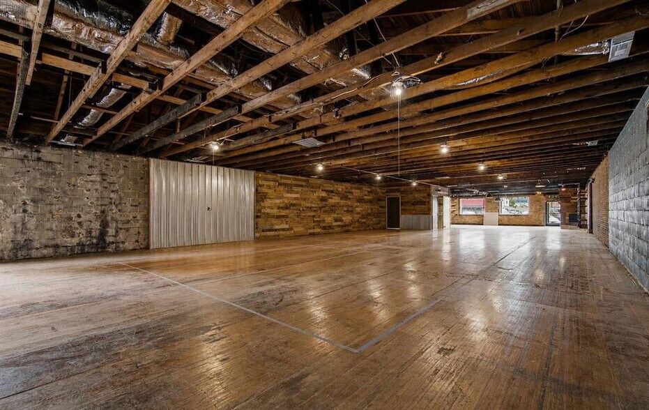More Photos Of 122 N Main St, Washington General Retail For Lease