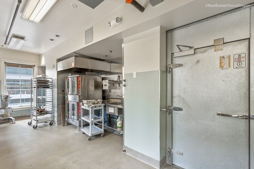 More Photos Of 1331 SW Broadway St, Portland Restaurant For Sale
