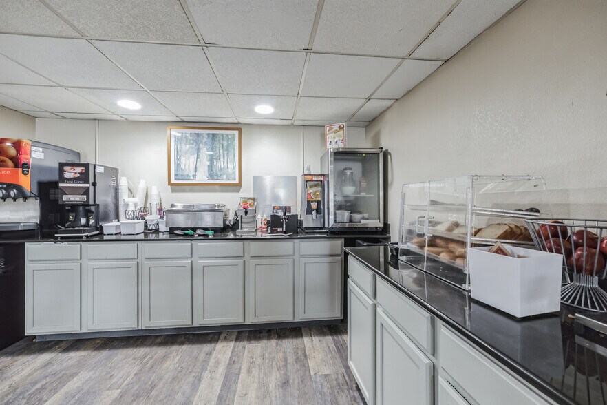 More Photos Of 138 Marsh Rd, Somerset Hotel For Sale