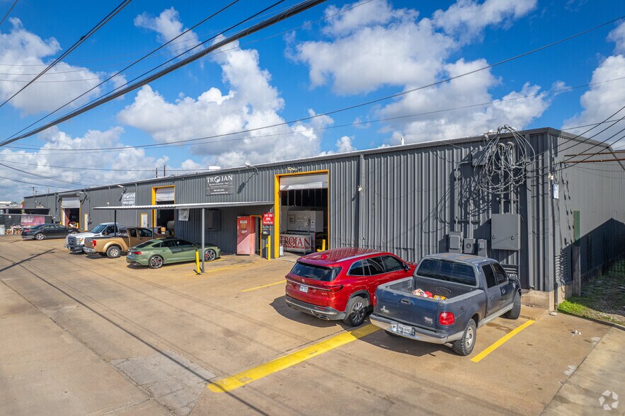 Primary Photo Of 3306 Ella Blvd, Houston Unknown For Lease