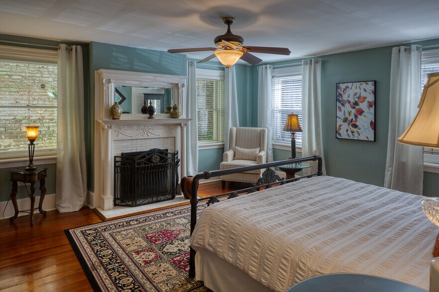 More Photos Of 14 E Taylor St, Savannah Specialty For Sale