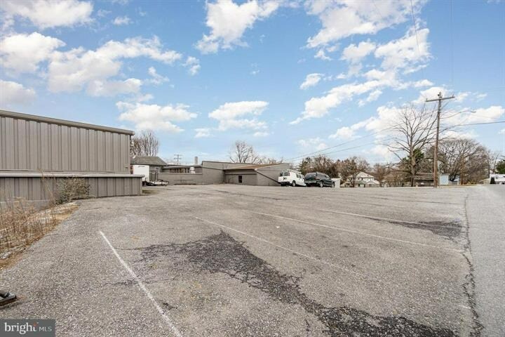 More Photos Of 122 Beech St, Carlisle Light Distribution For Lease
