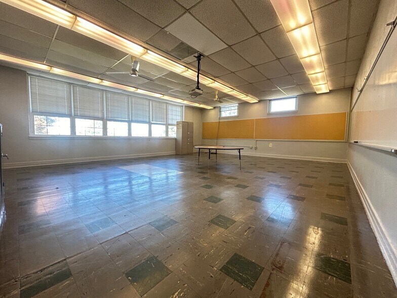 More Photos Of 709 Deacon St, Hebron Schools For Lease
