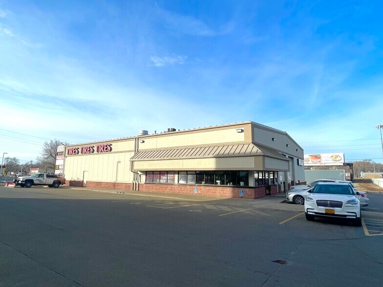 More Photos Of 1901 Hamilton Blvd, Sioux City General Retail For Sale