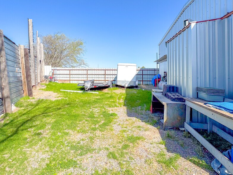 More Photos Of 5305 N Interstate Highway 45, Ennis Manufacturing For Sale