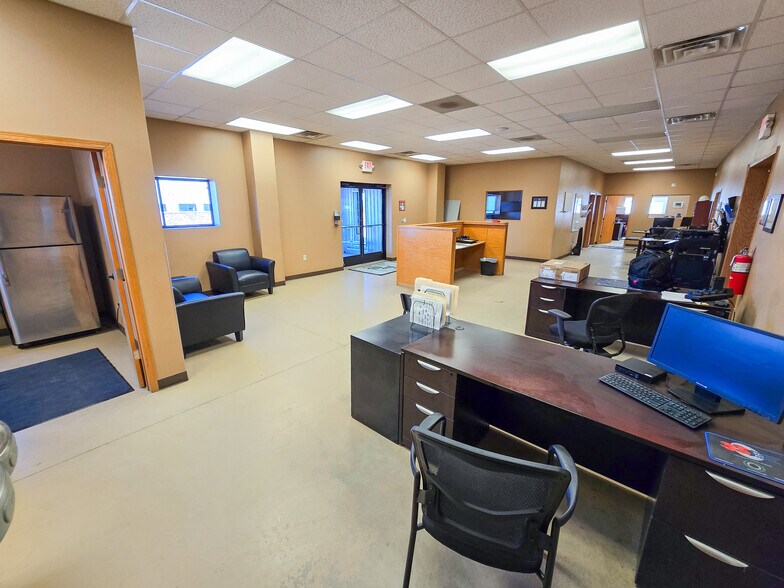 More Photos Of 509 Well St, Williston Warehouse For Lease