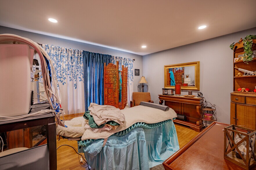 More Photos Of 1840 Volunteer Pky, Bristol Storefront Retail Residential For Sale
