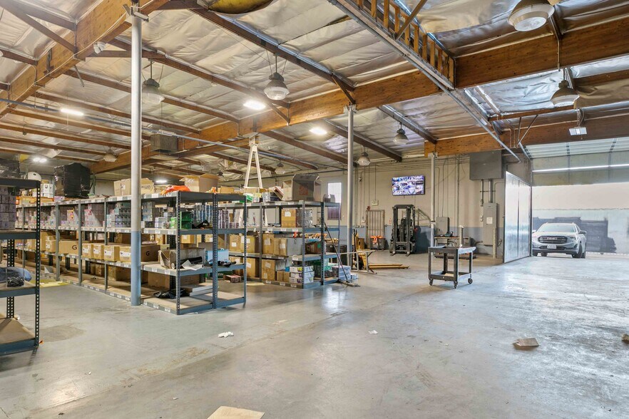 More Photos Of 9362 Eton Ave, Chatsworth Warehouse For Lease