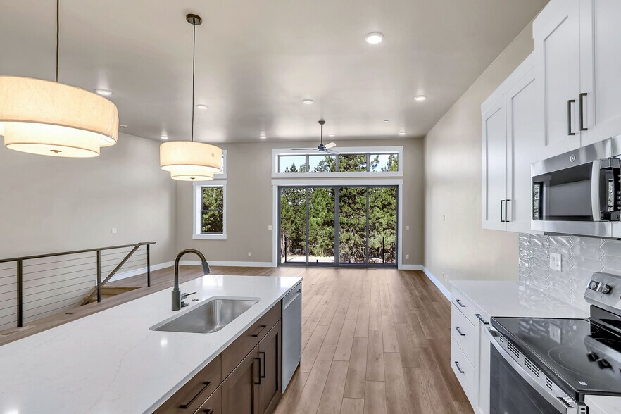 More Photos Of 217 Simmons St, Mccall Showroom For Sale