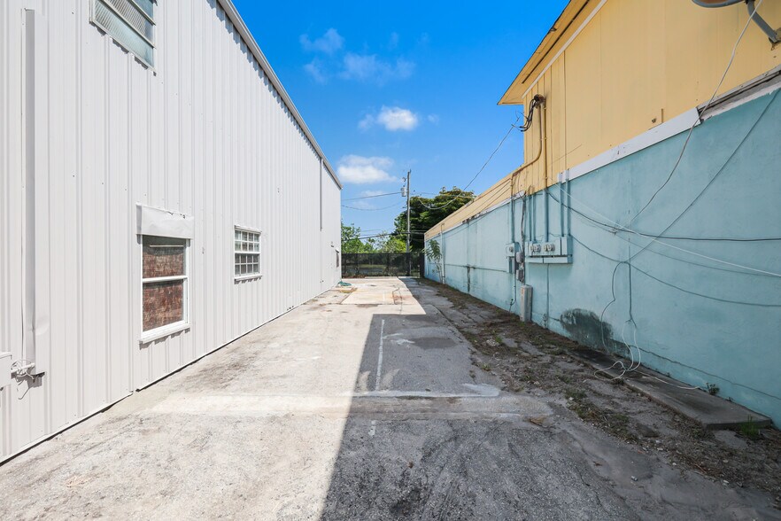 More Photos Of 1911 Dana Dr, Fort Myers Warehouse For Sale