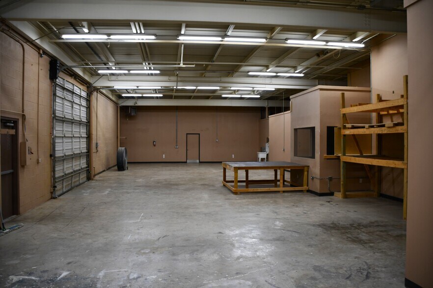 More Photos Of 10906 Laureate Dr, San Antonio Light Distribution For Lease