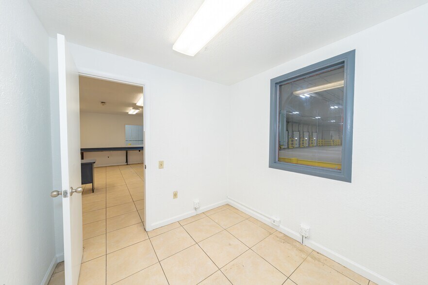 More Photos Of 18770 NE 6th Ave, Miami Refrigeration Cold Storage For Lease