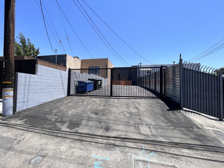 More Photos Of 10039-10041 Commerce Ave, Tujunga Storefront For Sale