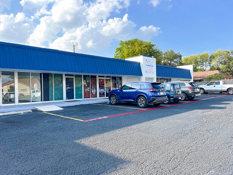 More Photos Of 4801-4809 Lakebend West Dr, San Antonio Freestanding For Sale