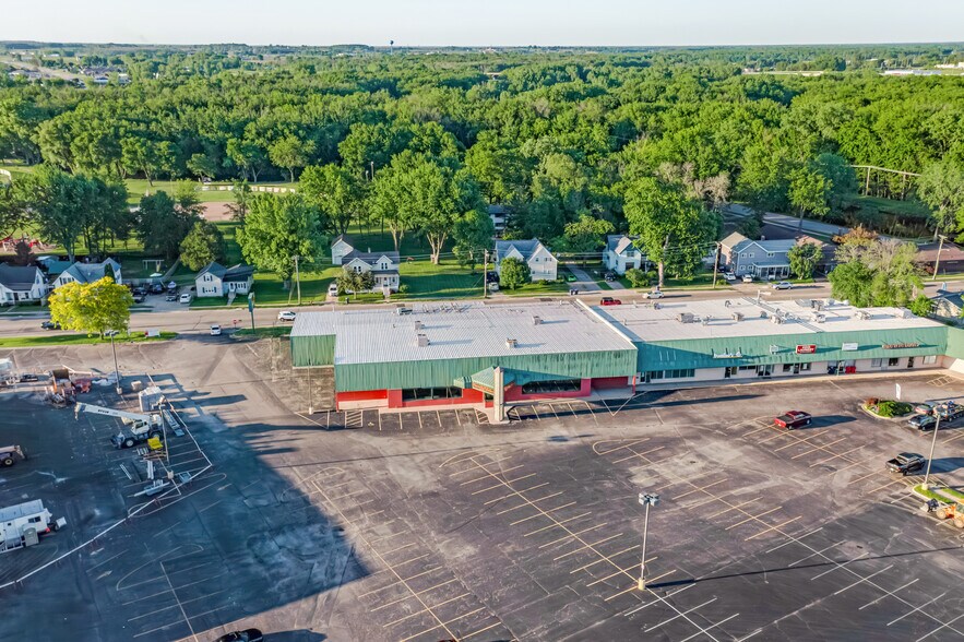 More Photos Of 406 Wolf River Plz, New London General Retail For Lease