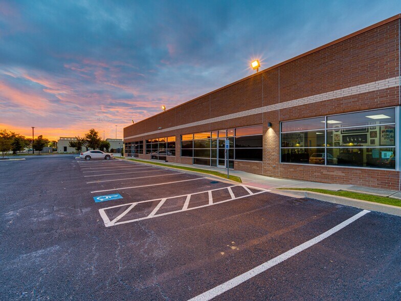 More Photos Of 689 Airport Fwy, Hurst Office For Lease