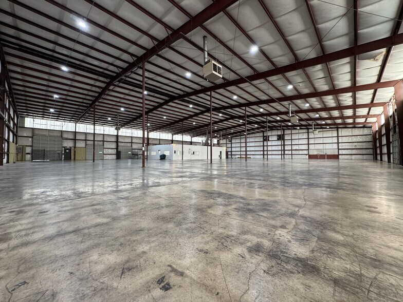 More Photos Of 160 Industrial Dr, Jackson Distribution For Lease