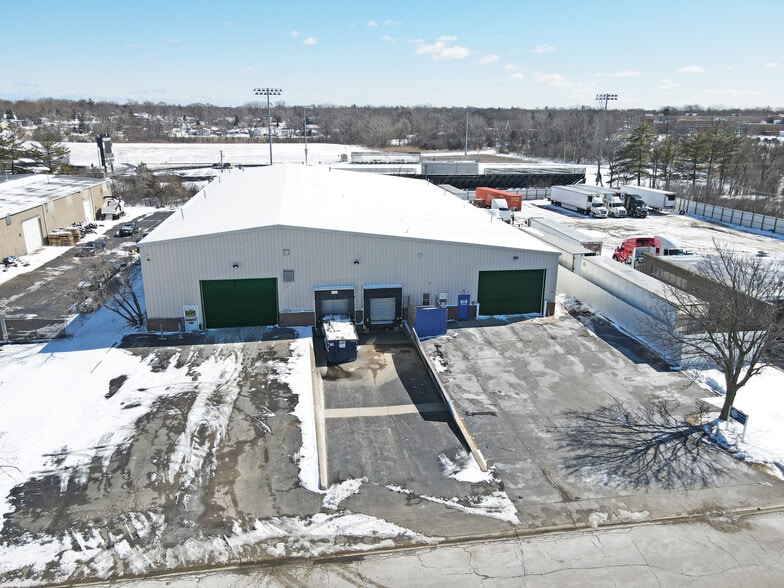 More Photos Of 701 Sunset Dr, Round Lake Warehouse For Lease