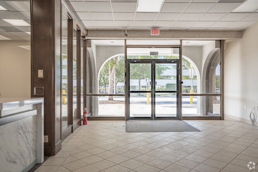 More Photos Of 990-1000 N Federal Hwy, Boca Raton Storefront Retail Office For Lease
