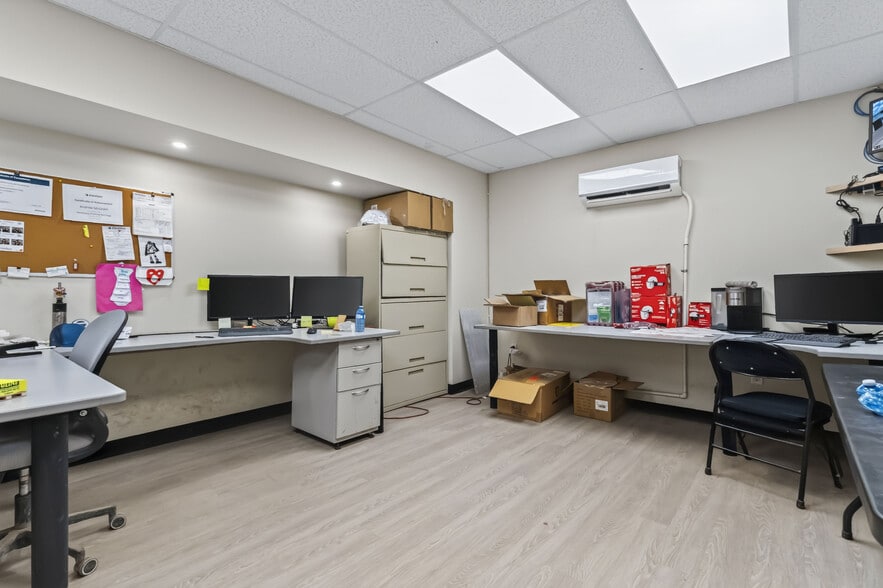 More Photos Of 2081 Piper Ln, London Industrial For Lease