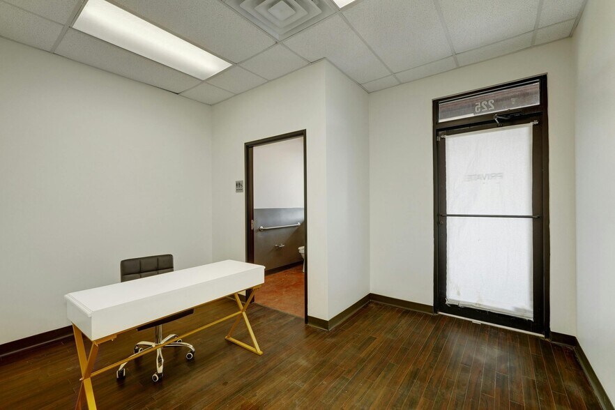 More Photos Of 4300 N Quinlan Park Rd, Austin Unknown For Lease