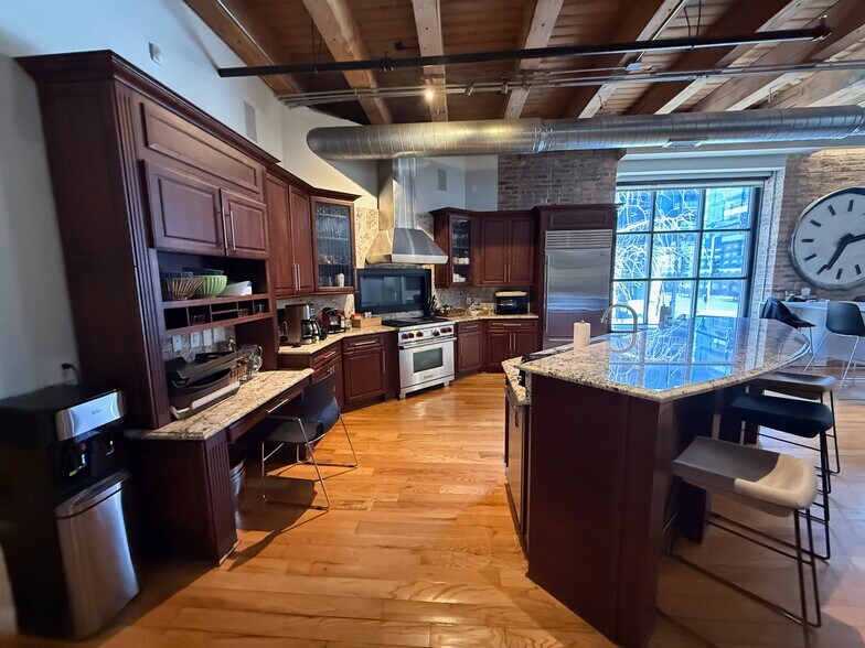 More Photos Of 106 N Aberdeen St, Chicago Office Residential For Sale