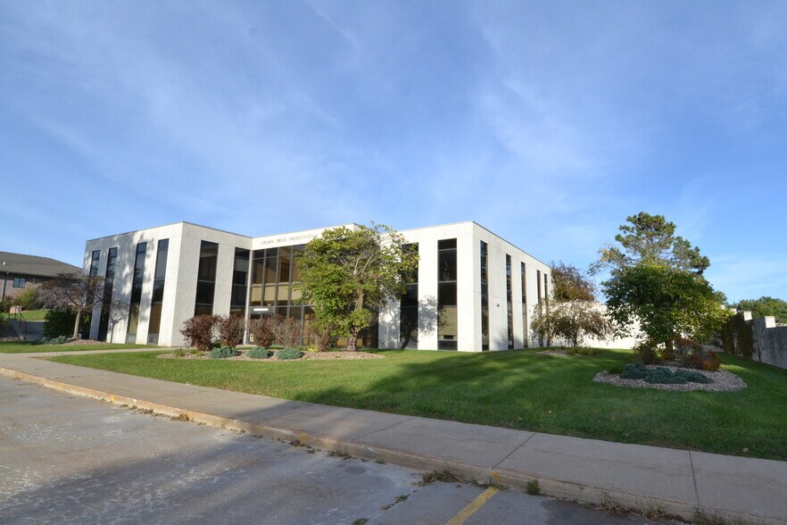 More Photos Of 1 Crown Dr, Kirksville Office For Sale